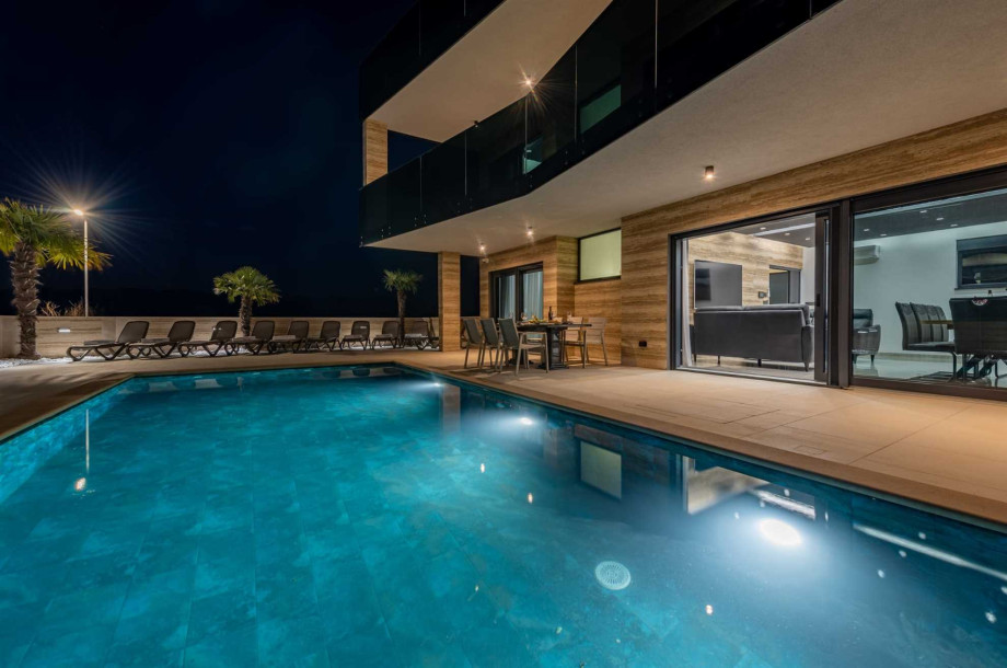 CROWONDER Villa Travera 1 with Heated Swimming Pool