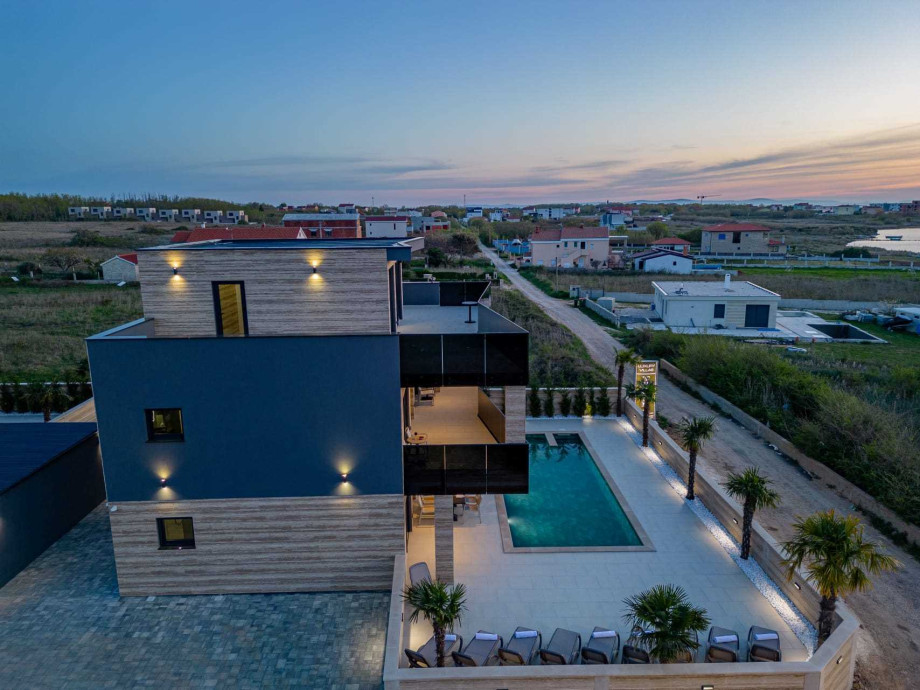 CROWONDER Villa Travera 1 with Heated Swimming Pool