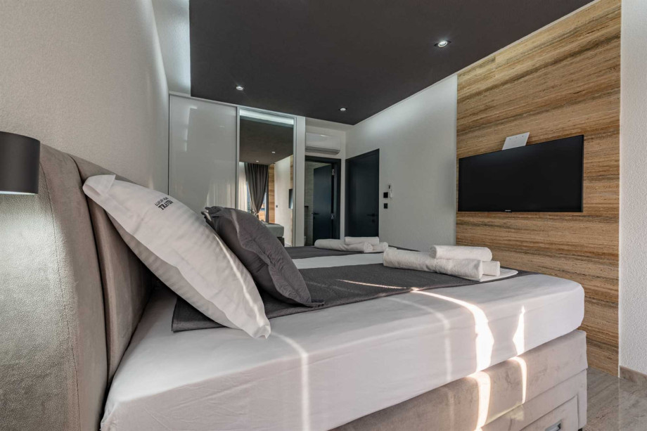 CROWONDER Villa Travera 2 with Heated Swimming Pool