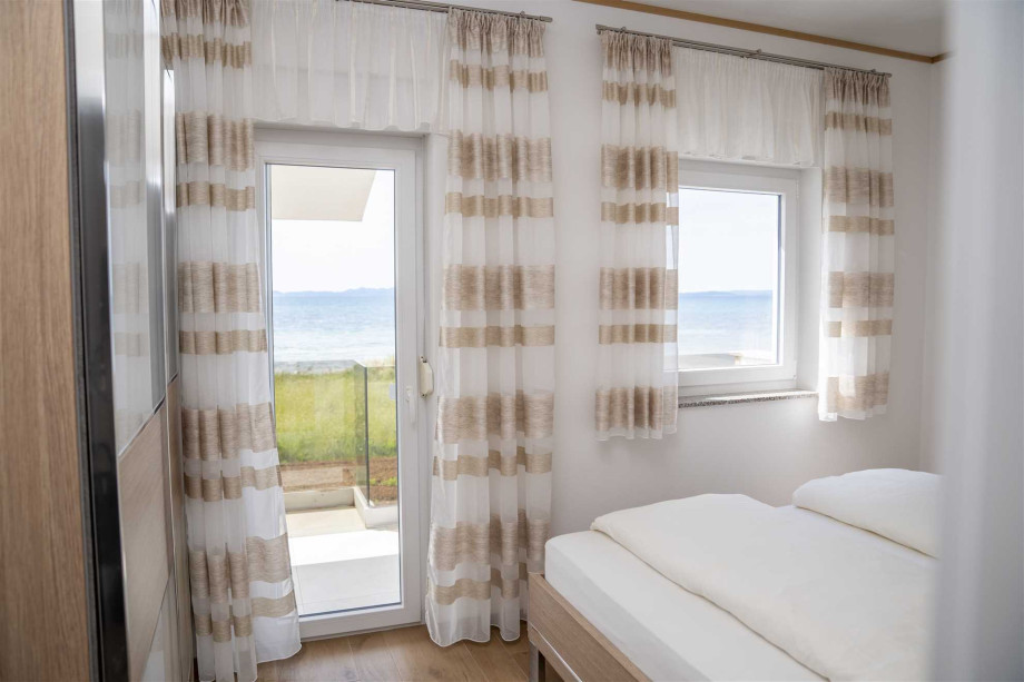 CROWONDER Beachfront Reiterer Vila V1 with Jacuzzi
