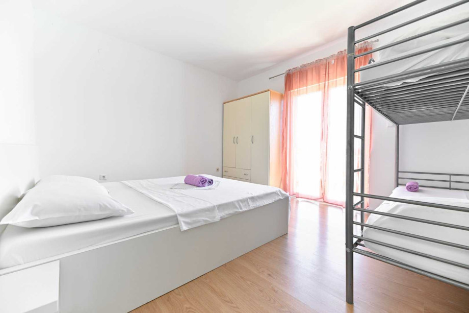 CROWONDER Sun & Fun Apartaments with Swimming Pool- Apartment Sunny Morning for 10 people