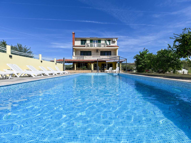 CROWONDER Sun & Fun Apartments z basenem – Apartament Blue Sky dla 4 osób