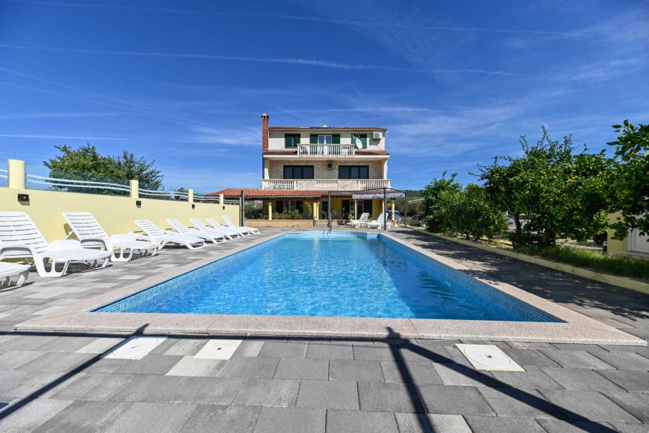 CROWONDER Sun & Fun Apartments with pool - Blue Sky Apartment for 4 people
