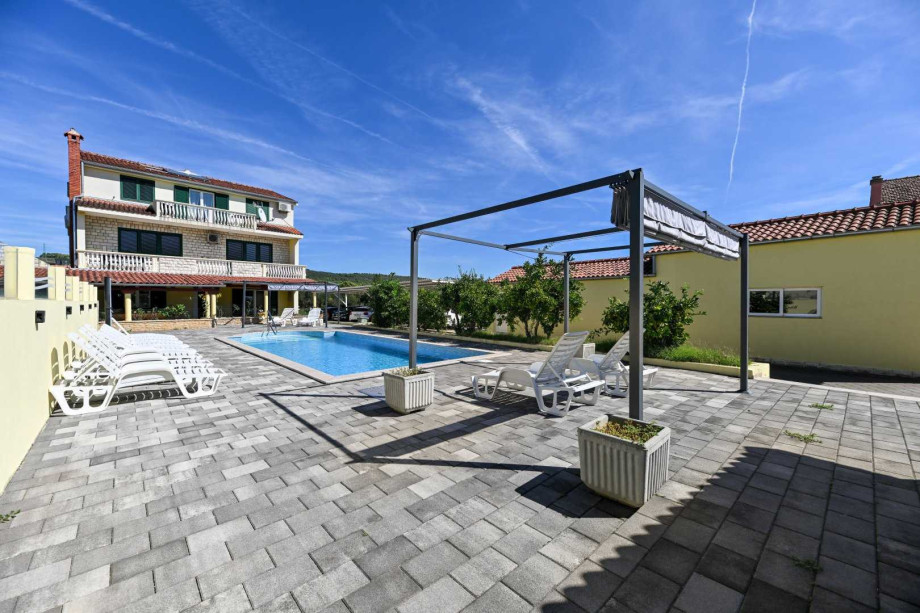 CROWONDER Sun & Fun Apartments with pool - Blue Sky Apartment for 4 people