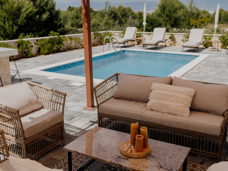 CROWONDER Villa Pinia with Swimming Pool